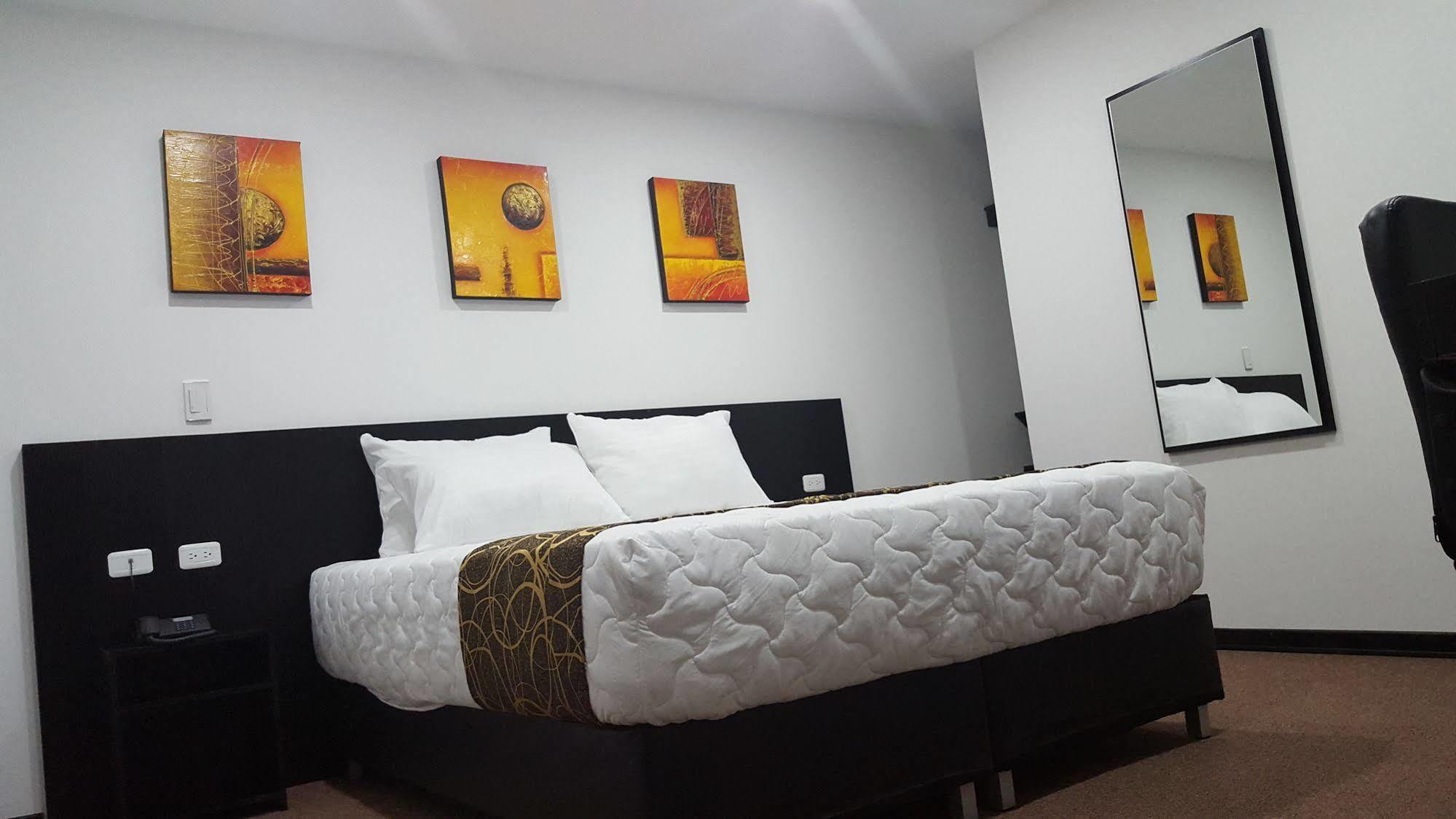 Ayenda 1063 Golden Hotel Богота Екстериор снимка