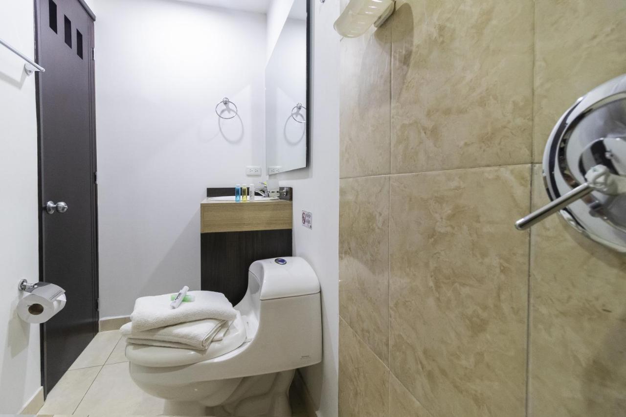 Ayenda 1063 Golden Hotel Богота Екстериор снимка