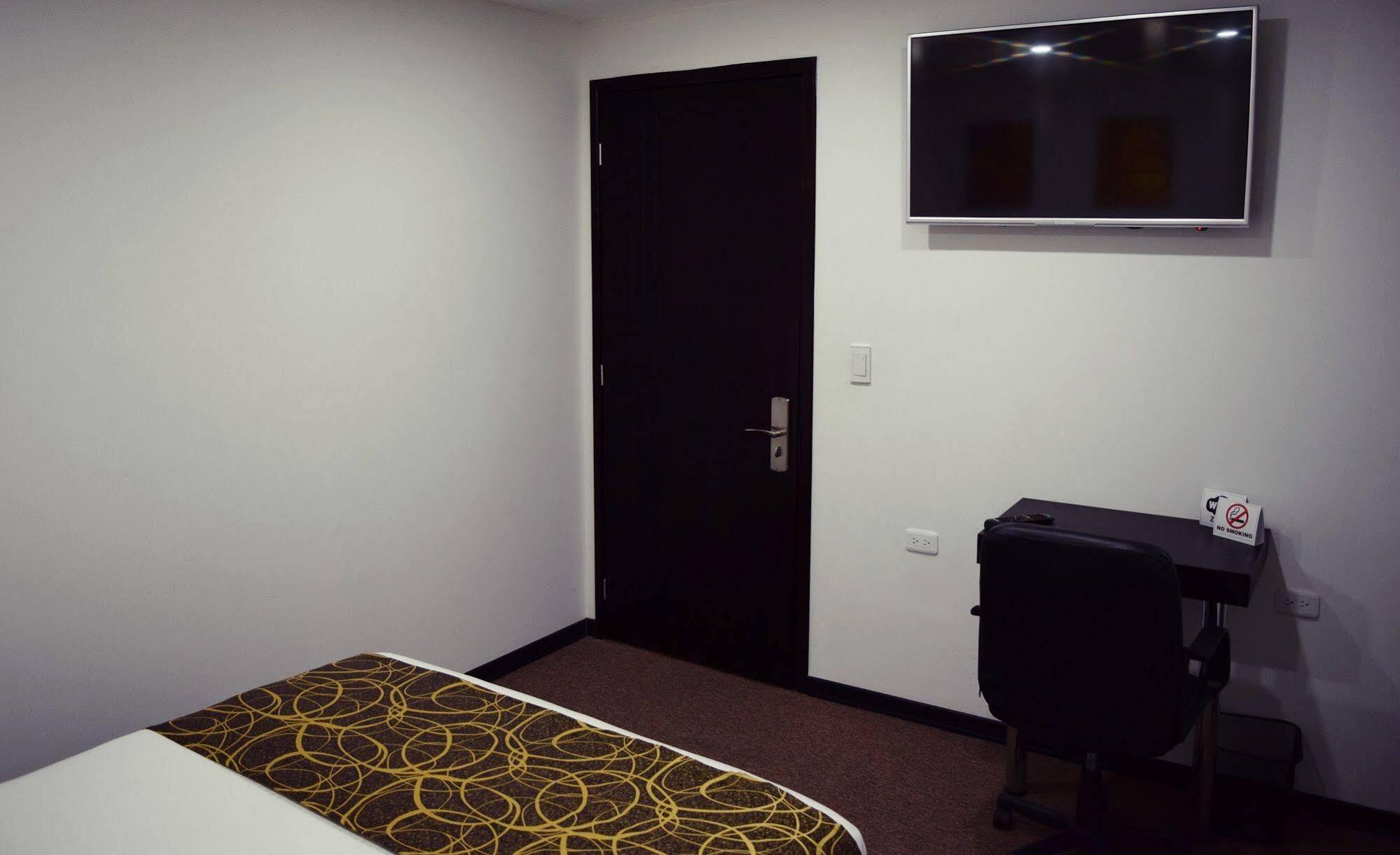 Ayenda 1063 Golden Hotel Богота Екстериор снимка