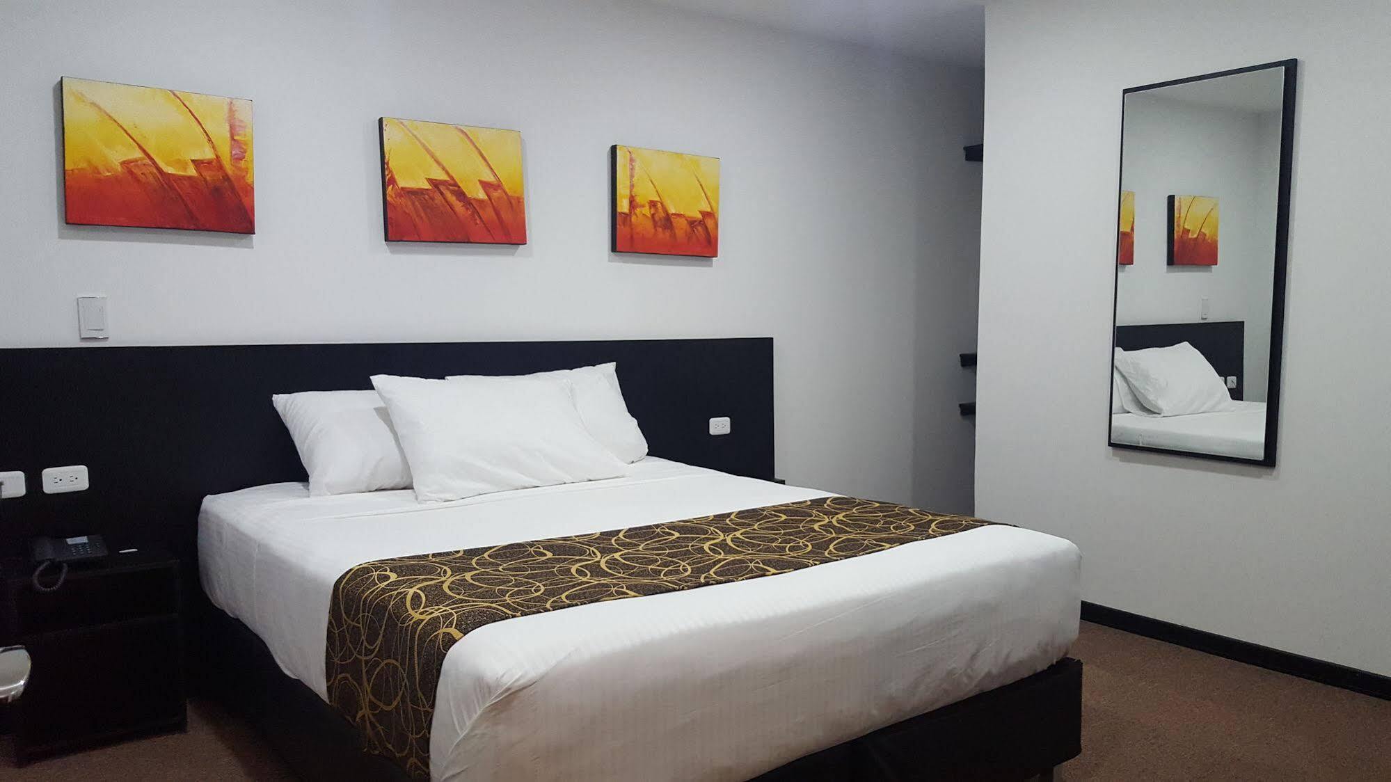 Ayenda 1063 Golden Hotel Богота Екстериор снимка